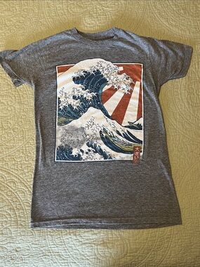Women’s Gray Graphic Tee with Wave Print